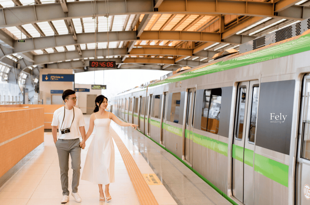 G&oacute;c chụp với đo&agrave;n t&agrave;u mang đến khung cảnh như trong phim điện ảnh (Nguồn: Fely Wedding)